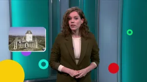 Foto van presentatrice Joanke in Jeugdjournaal decor met een afbeelding van een kasteel.