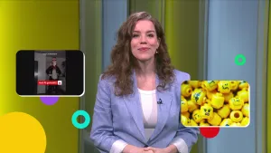 Foto van presentatrice Joanke in Jeugdjournaaldecor met afbeeldingen van enge man en gele legohoofdjes.