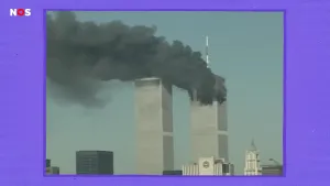 Een foto van de Twin Towers, twee hoge flatgebouwen in New York. Er komt dikke donkere rook uit een van de torens. De foto is op een paarse achtergrond geplaatst.