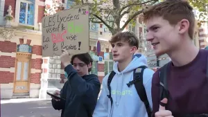 Foto van drie jongens met een protestbord in Frankrijk.