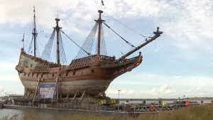 Foto van een VOC-schip op een groot ponton in Lelystad.