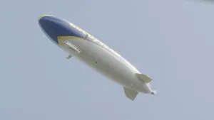 Foto van een zeppelin in de lucht.